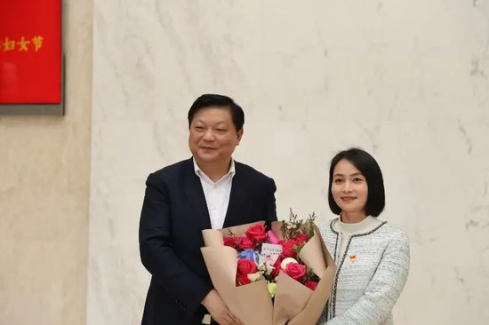 鲜花赠巾帼 情暖妇女节丨长沙经开区党工委书记、长沙县委书记付旭明调研旋乐吧spin8环保 走访慰问优秀女性人才代表徐小英